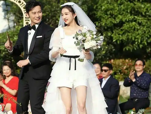 关晓彤婚纱造型曝光!和鹿晗太有夫妻相,腿精本精!