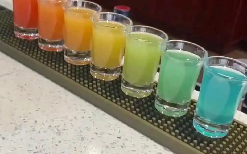 彩虹渐变鸡尾酒调制