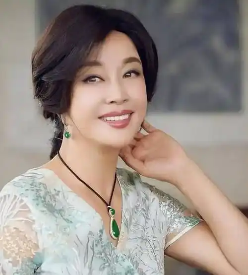 刘晓庆新片上映三天票房仅134万,68岁演少女被两个男主追|电影|芙蓉镇