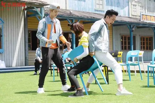 乐视《奔跑吧》硝烟升级 热巴依晨暴力横扫兄弟团(组图)