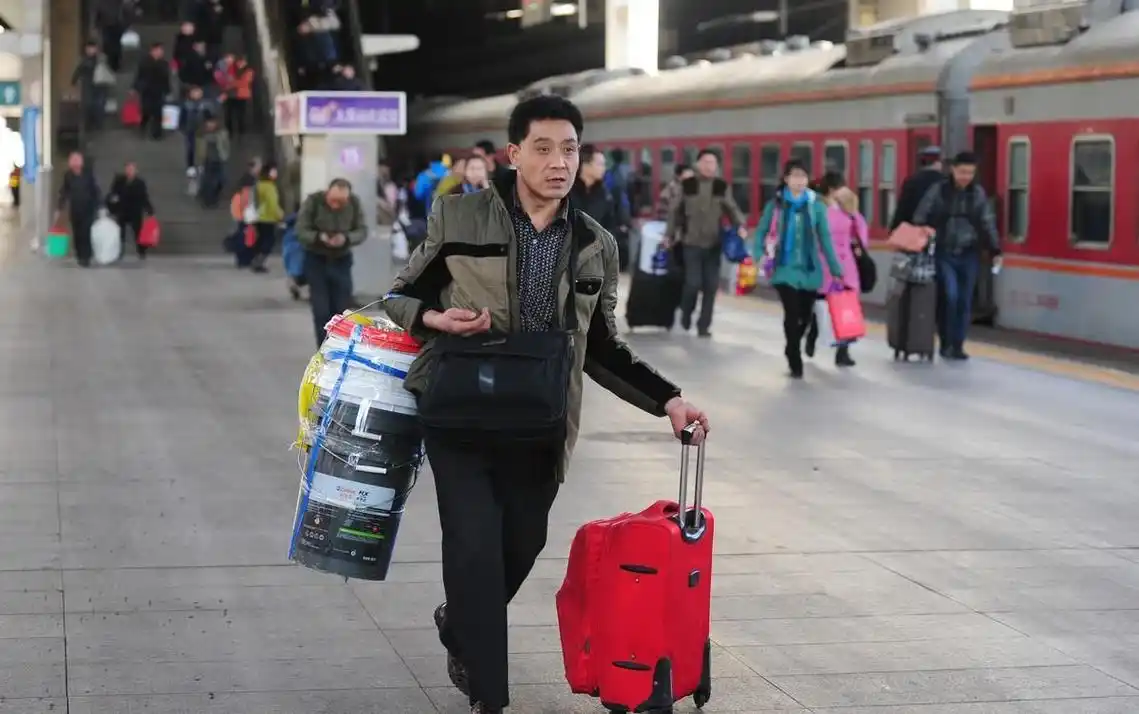 在农村丈夫外出打工为何留守妻子害怕丈夫突然回家