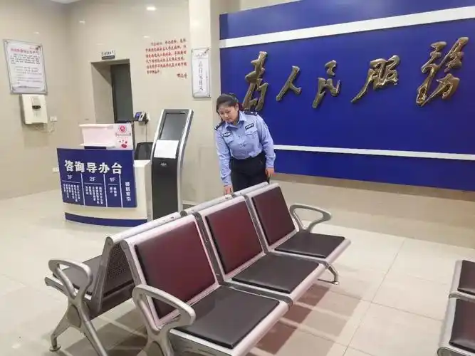 "你是第一次在派出所睡觉吧?