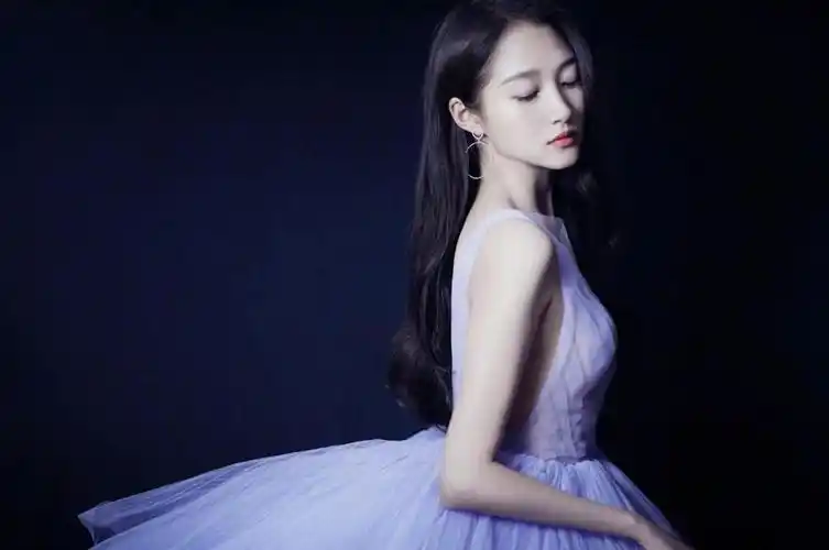 关晓彤个人简历资料(曾因演技身材遭质疑)