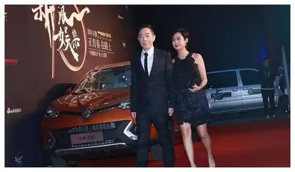 朱茵罕见与老公同框52岁还有傲人身材穿无袖连衣裙太抓眼球了