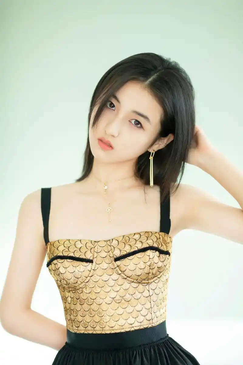 张子枫精致少女感优雅写真图片34