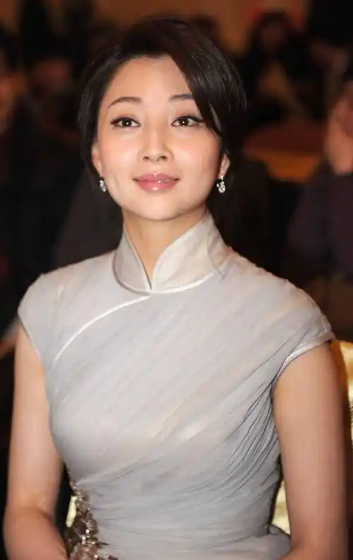 有一种丰满叫殷桃穿旗袍,褶皱网纱显傲人上围,朴素打扮温柔典雅_身材