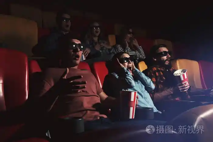 年轻人在电影院里看电影照片-正版商用图片03k4p4-摄图新视界