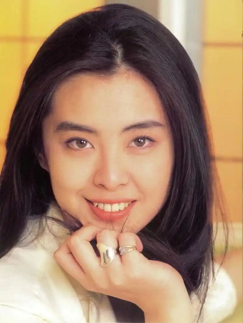 56岁王祖贤近照# 女神王祖贤现身寺庙礼佛,五官大变样,影迷心中永远