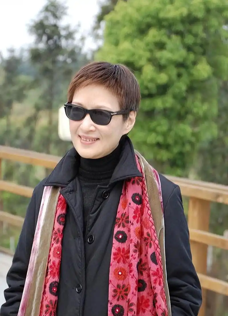 大龄女人不知道如何打扮,就学69岁胡因梦!短发造型利落又高级