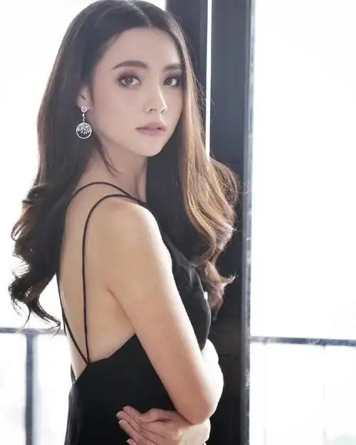 泰国七台女明星多选美冠军出身 颜正气质佳却不受追捧