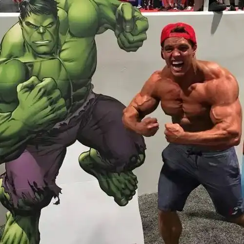 人称巨力怪 饱满的肌肉和暴起的青筋就如同现实版的 绿巨人 你们瞧 他