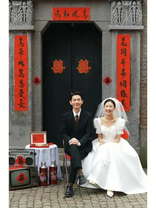 在爸妈老房子门口拍了90年代上海婚纱照