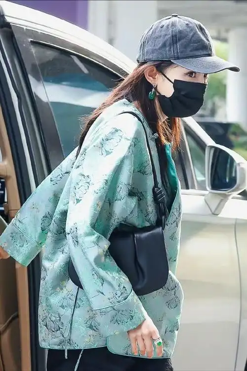 看杨幂的私服就对了 最贵的也不过千|杨幂|穿搭_新浪新闻