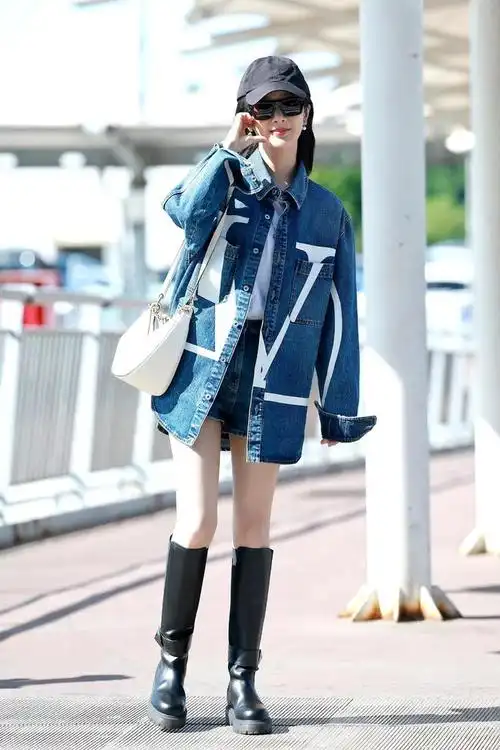 杨紫启程巴黎时装周,牛仔套装搭长筒靴走机场,洋气时髦!