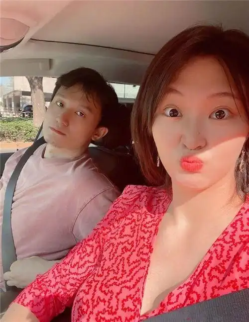 甜蜜!女排女神惠若琪和老公吃火锅,依然有撒娇权,让老公买玩具