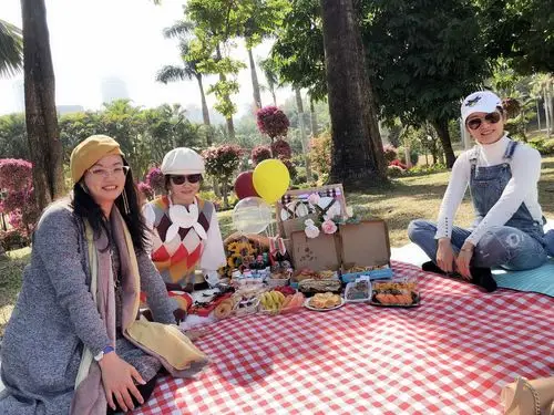 相聚在野林,闺蜜三人野餐美照.