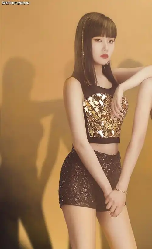 黄龄时尚大片来袭,格子网纱配翻毛皮大衣,反季穿搭时髦又个性_服装