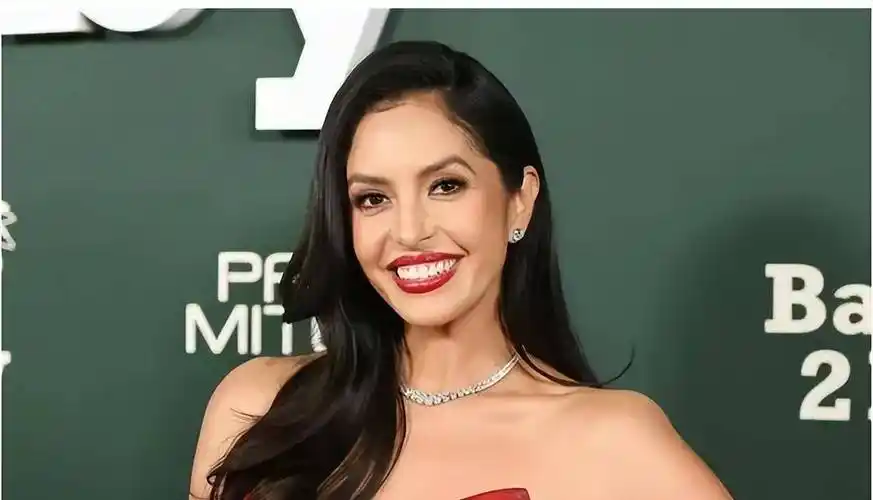 原创新男友仅23岁科比遗孀瓦妮莎守寡4年千万赔偿绯闻还无数