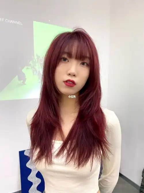 好看的颜色不光光局限于灰色系红色系也很好看搭配上合适的发型更为