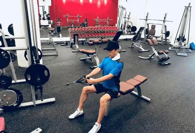 年到半百的于和伟,始终与身材"较劲",果然自律才能更自由