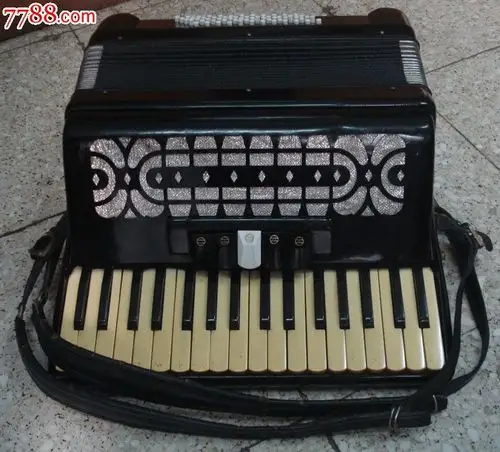怀旧收藏影视道具橱窗陈列手风琴60贝斯手风琴70年代手风琴