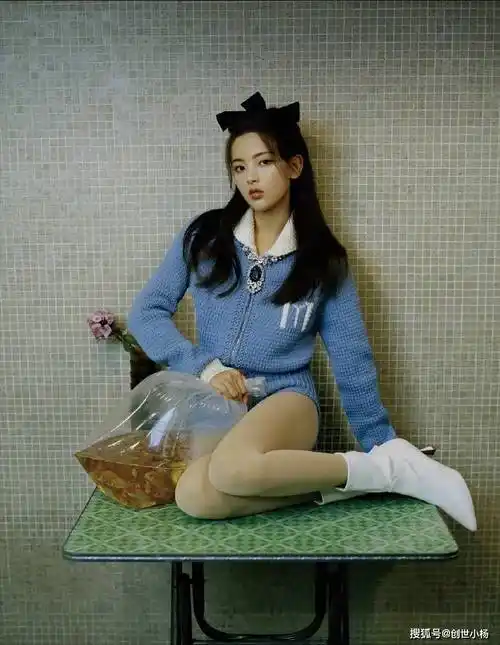 原创杨超越穿复古小套装娇俏十足这个身材比例绝了