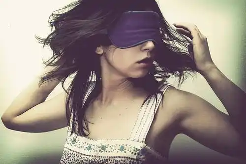 要大点的 要求背景唯美一点的 不是双手蒙住眼睛 是用丝带之类的 谢谢