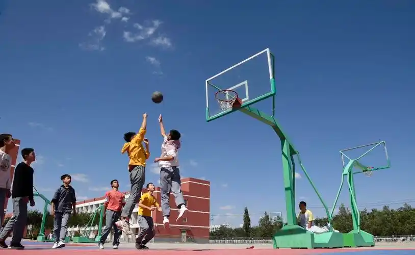 宁夏吴忠市同心县豫海初级中学学生在校园里打篮球(2020年9月18日摄