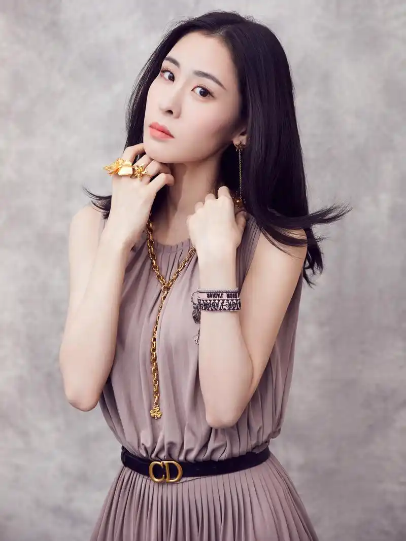 boss张碧晨一袭粉色长裙柔美精致,尽显温婉优雅的气息,如夏日清风与