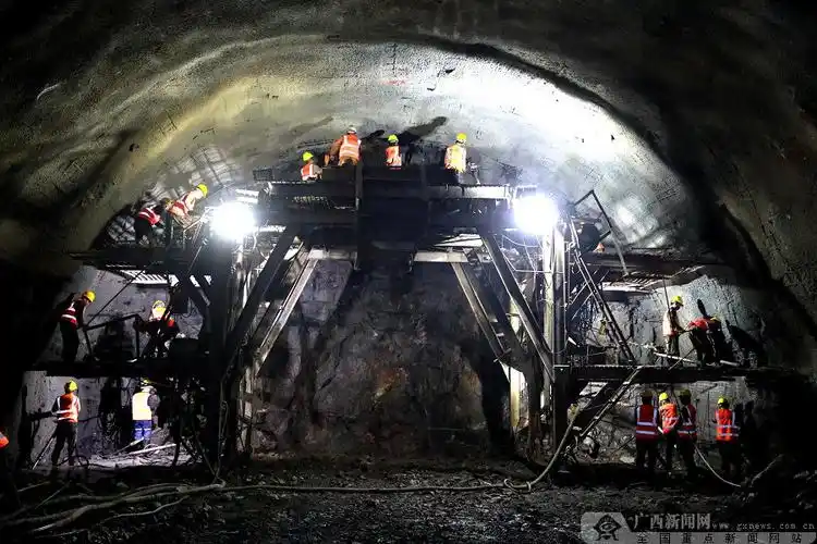 九万大山四号隧道掌子面在进行风枪作业.通讯员供图