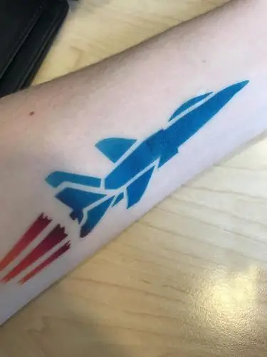 男生手臂上彩绘渐变几何线条火箭纹身图案