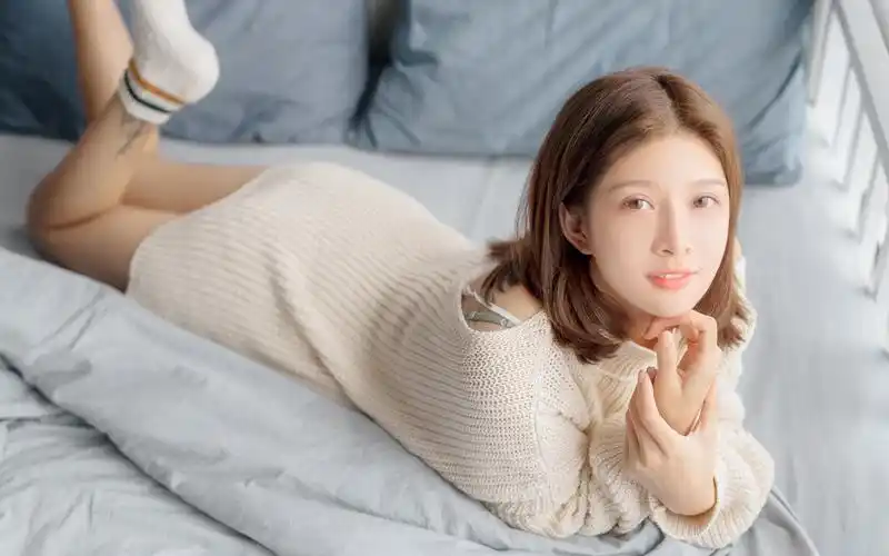 白皙养眼美女高清桌面壁纸