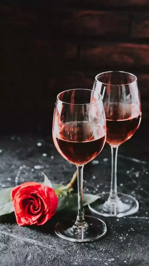 红酒与酒杯高清摄影图片 - 菜鸟图库