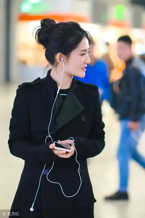 谢娜现身机场.网友:面带桃花,一定有喜事发生.