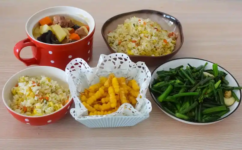 午饭只有两个菜1家3口吃撑了简单好做营养丰富