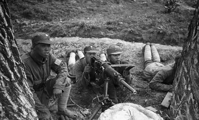 原创百团大战期间的八路军图6救治日俘图9使用先进重机枪打伏击战