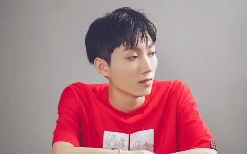 厌世小孤影19岁生日演唱会一展歌喉