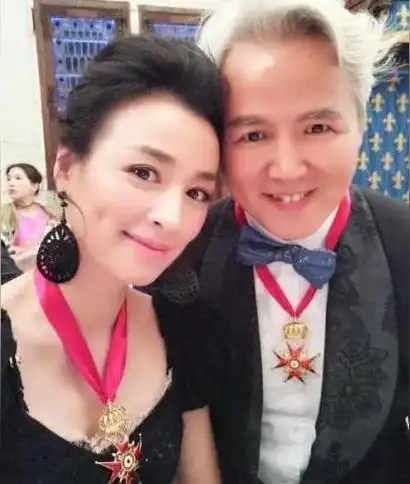 公益活动林瑞阳活动照片2020年1月27日与妻子张庭共同捐款2000万元