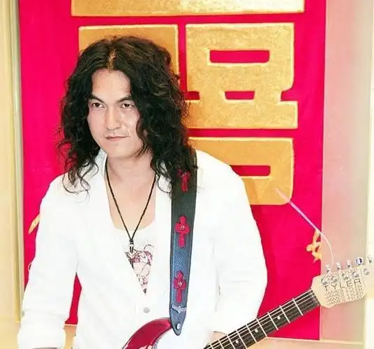 从摇滚巨星到街头商演,迪克牛仔的落魄,是娱乐圈的悲哀