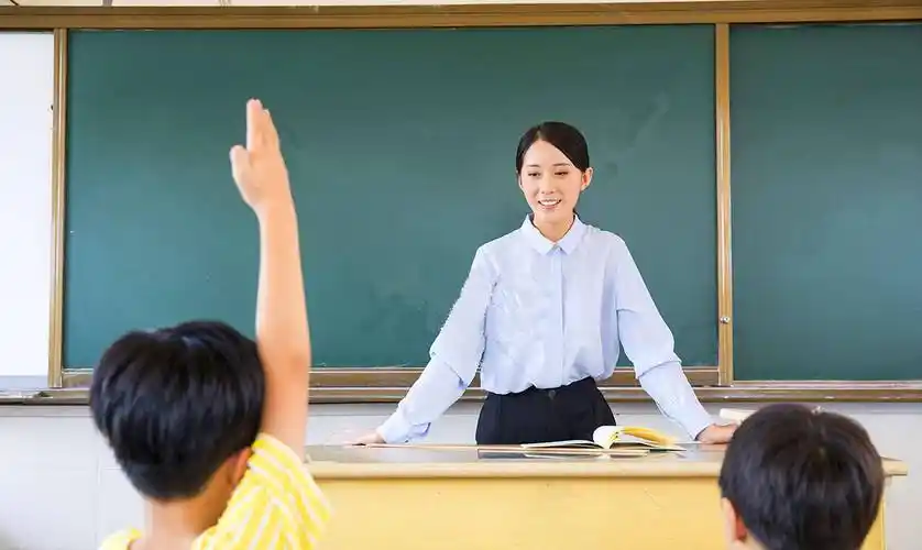 不同意学生上课上厕所,家长愤怒质问,老师霸气回应_小宁_孩子_教室