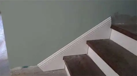 1,先确定三角地砖尺寸,底边可于踏步面等尺寸.一,楼梯踢脚线怎么贴