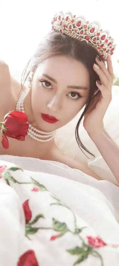 迪丽热巴白裙红玫瑰
