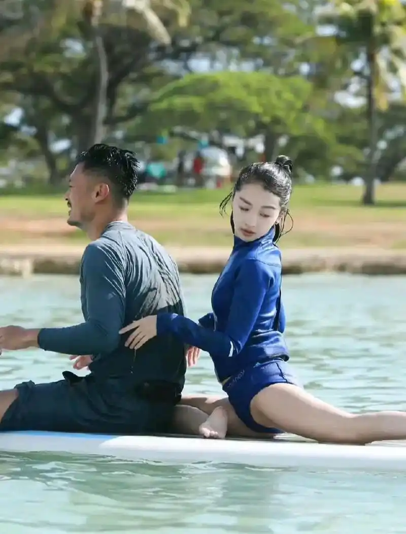 周冬雨,余文乐水上拍情侣瑜伽动作险遭走光 周冬雨和余文乐水上拍情侣