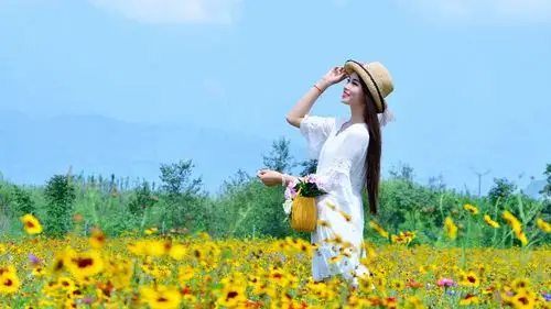 纯情的淸纯美女花海写真