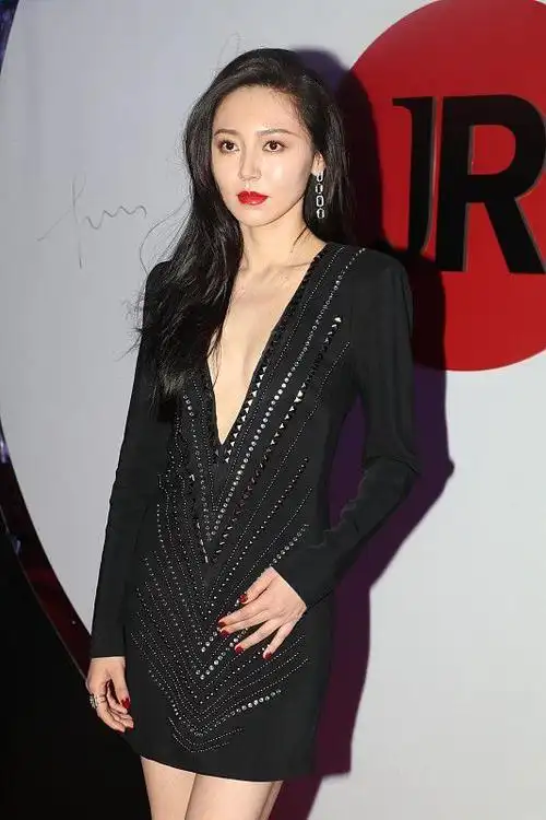 黄梦莹穿衣真大胆裙子领口开到胃还要配上包臀裙太会撩人