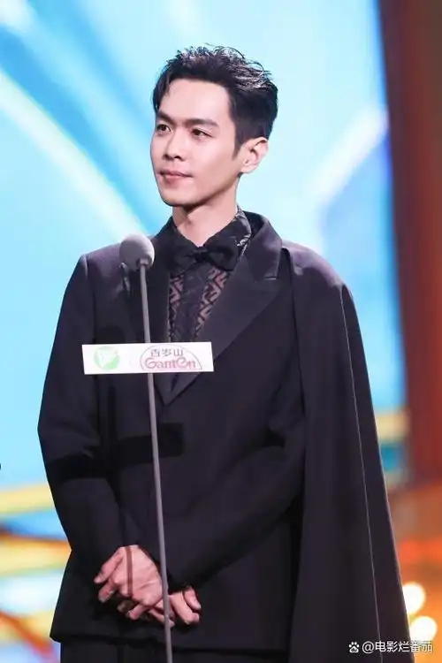 朱一龙和王阳不仅一起走了红毯,两人座位也被安排在了一起,有种豪门