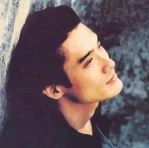 千面影帝梁家辉的人生:25岁夺影帝,八千元娶妻,被封摆地摊