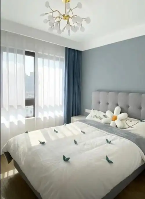 主卧床头背景墙刷的灰粉色乳胶漆,不会过于甜腻,还有一种高级感,搭配