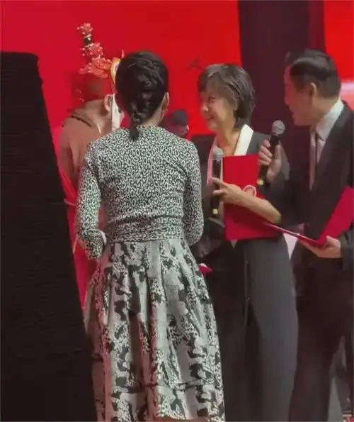 72岁"女儿国国王"朱琳现身,再见"唐僧",眼神中全是故事|演员|徐少华