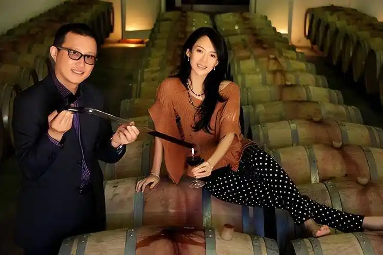 谢霆锋还在自己的节目《十二道锋味》里,展示了赵薇买下的酒庄,来了一